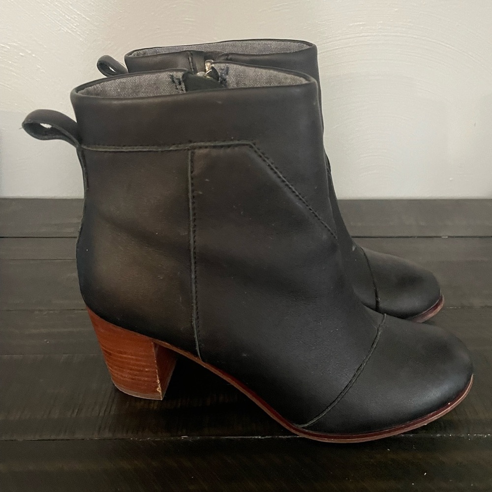 Toms black boots